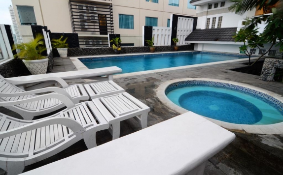 Swimming pool di Take's Mansion Apartments