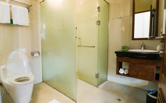 Bathroom di Taman Simalem Resort
