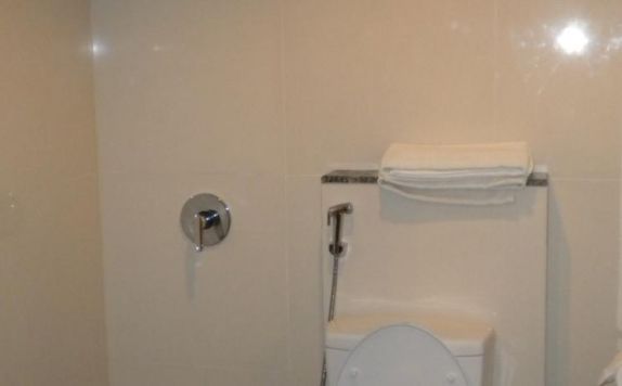 bathroom di Taman Suci Hotel