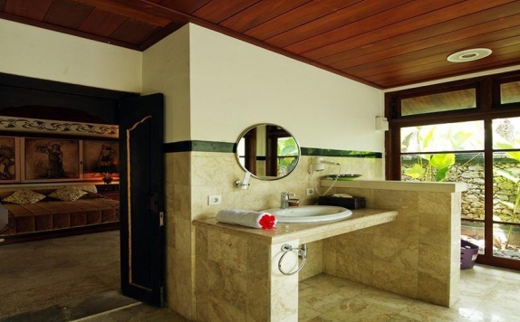 Tampilan Bathroom Hotel di Taman Suci Suite & Villas