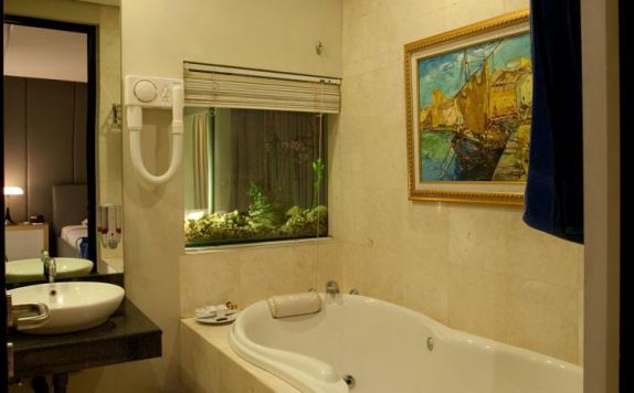 bathroom di Tanjung Kodok Beach Resort