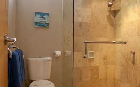 bathroom di Tanjung Kodok Beach Resort