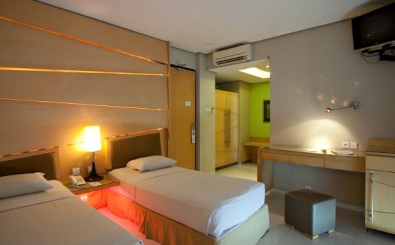 guest room twin bed di Tanjung Kodok Beach Resort