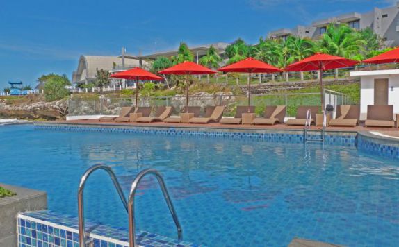 swimming pool di Tanjung Kodok Beach Resort