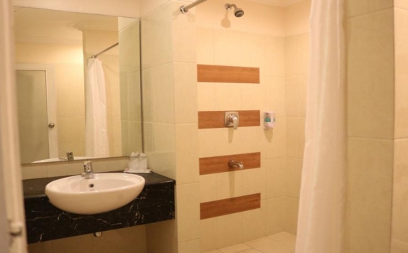 Bathroom di Tanjung Plaza Hotel Tretes