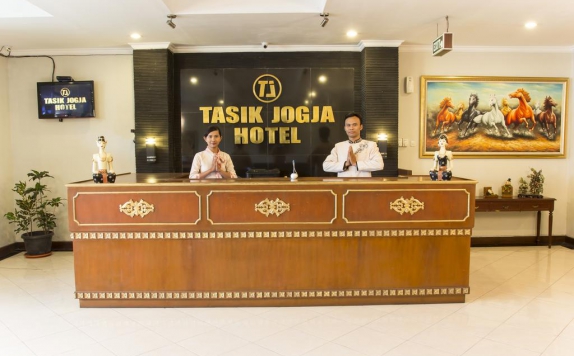 Receptionist di Tasik Jogja Hotel