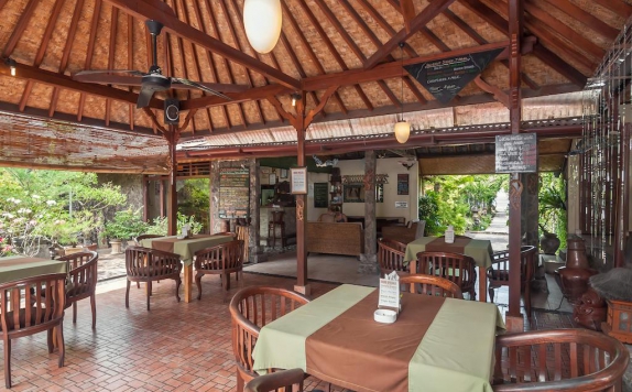 Tampilan Restoran Hotel di Temple Cafe and Seaside Cottages