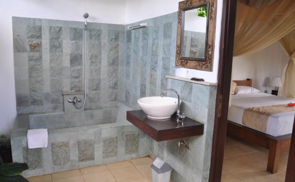 Tampilan Bathroom Hotel di Teras Bali Sidemen