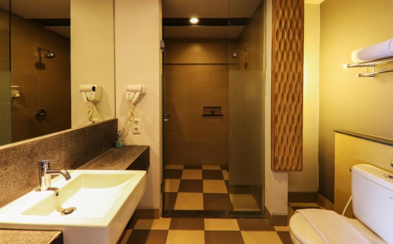 Tampilan Bathroom Hotel di The 101 Bandung Dago