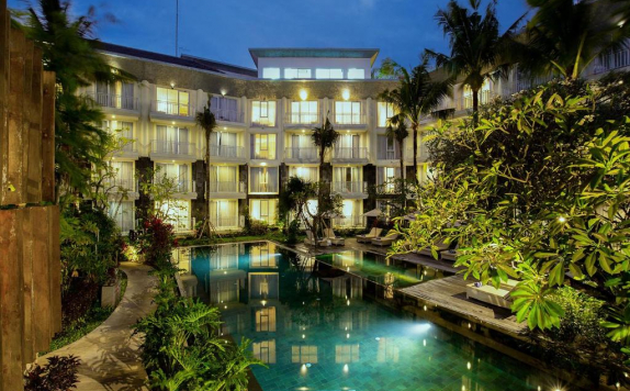 swimmingpool di THE 1O1 Bali Fontana Seminyak