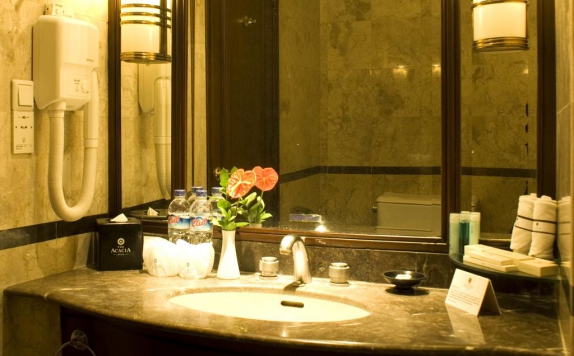 Bathroom di The Acacia Hotel & Resort