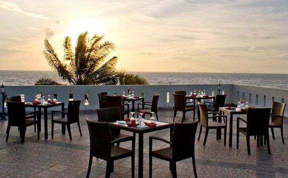 Restaurant Outdoor di The Acacia Hotel & Resort