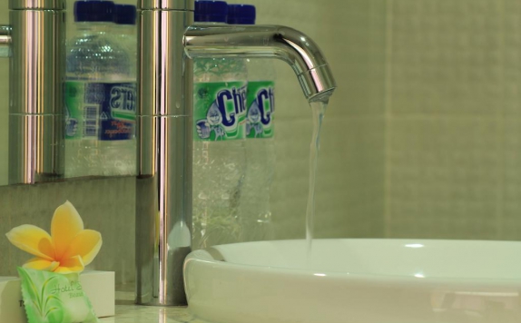 Bathroom di The Airport Kuta Hotel