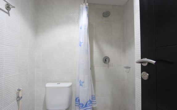 Bathroom di The Airport Kuta Hotel