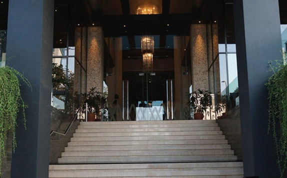 Front view di The Akmani Hotel
