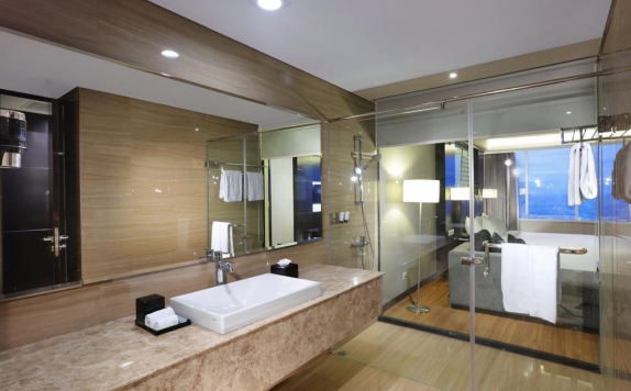 Bathroom di The Alana Hotel and Convention Center Solo