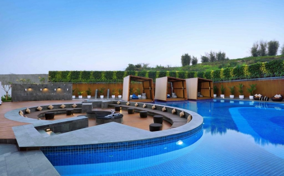Swimming pool di The Alana Hotel & Conference Center - Sentul City