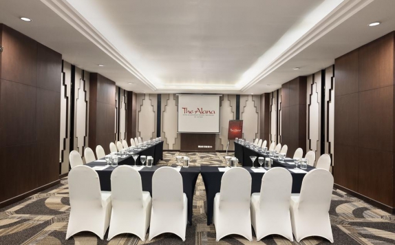 Meeting Room di The Alana Malioboro