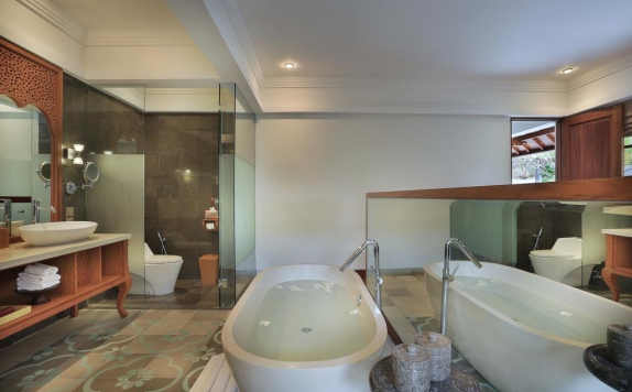 bathroom di The Alantara Resort Sanur