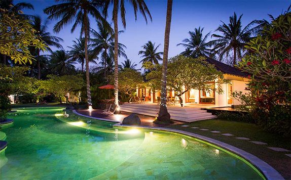 Pool and Villa at Night di The Anandita