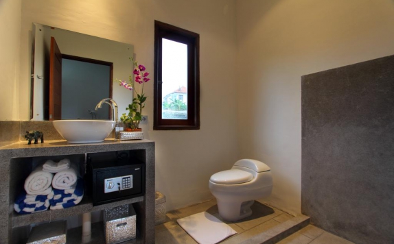 Bathroom di The Apartments Canggu