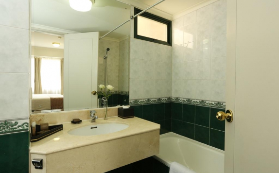 Bathroom di The Aryaduta Suites Hotel Semanggi