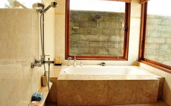 Tampilan Bathroom Hotel di The Aura - Ubud