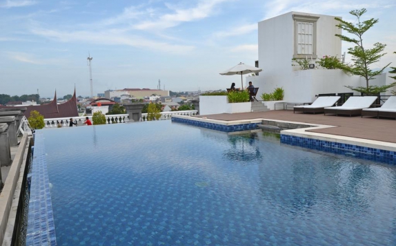 Swimming Pool di The Axana Hotel Padang ( Hotel Ambacang )