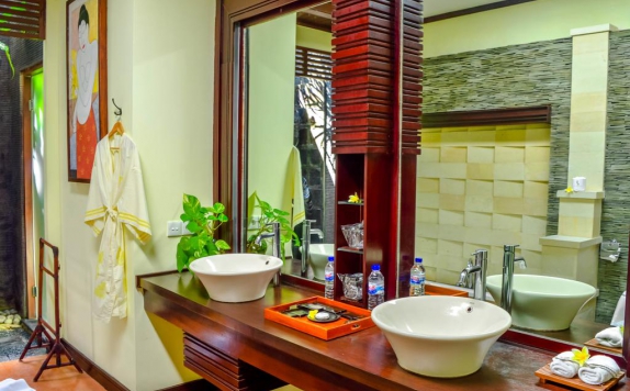 Bathroom di The Bali Dreams Luxury Suite Villa and Spa