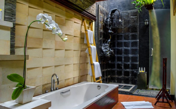Bathroom di The Bali Dreams Luxury Suite Villa and Spa