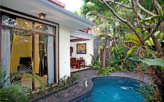 Swimming Pool di The Bali Dreams Luxury Suite Villa and Spa