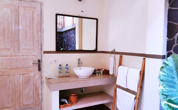 bathroom di The Beach House Resort Lombok