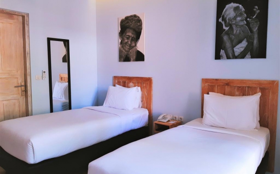 guest room twin bed di The Beach House Resort Lombok