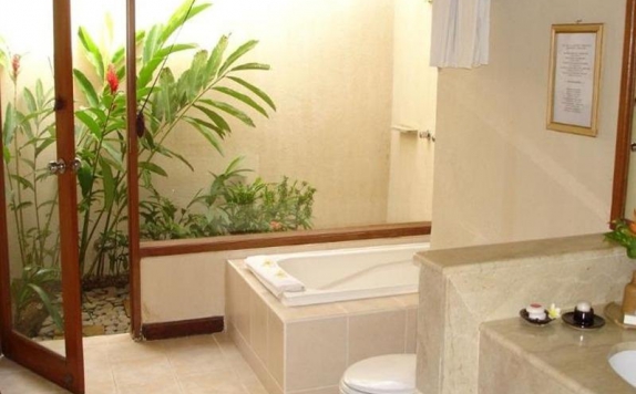 bathroom di The Benoa Beach Front Villas & Spa
