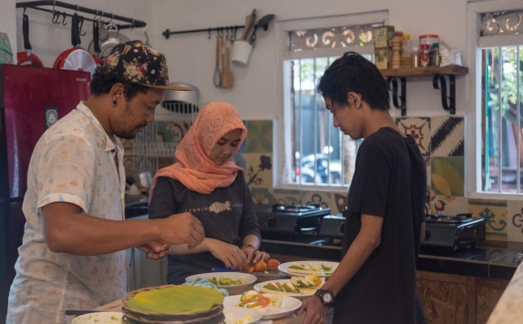 kitchen di The Bodhi Tree Hostel