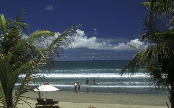 beach di The Breezes Bali Resort and Spa