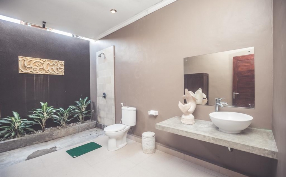 Tampilan Bathroom Hotel di The Catur Villa Office