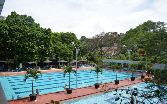 Swiming Pool di The Cipaku Garden Hotel