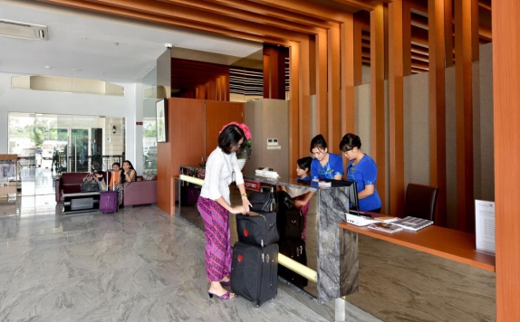 Resepsionis di The Crew Hotel Medan