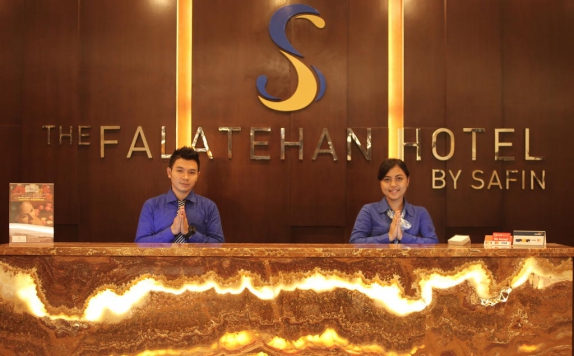 Receptionist di The Falatehan Hotel