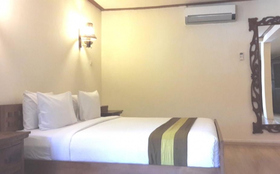 Tampilan Bedroom Hotel di The Flora Kuta Bali Hotel