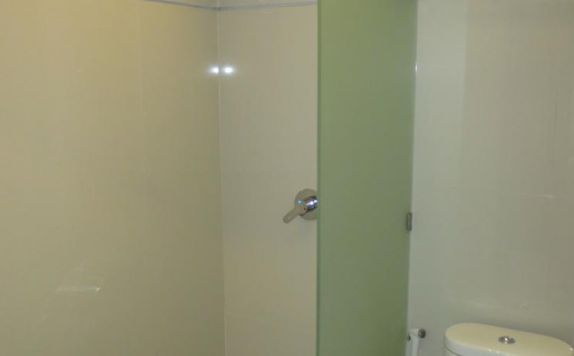 bathroom di The Grand Bali Park Hotel