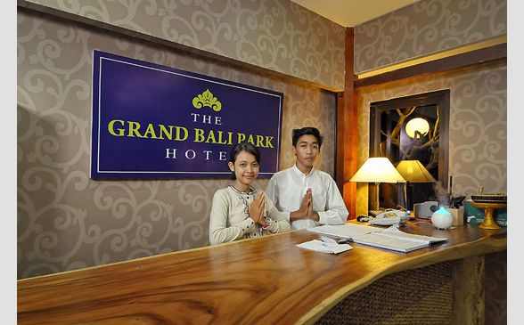 Receptionist di The Grand Bali Park Hotel