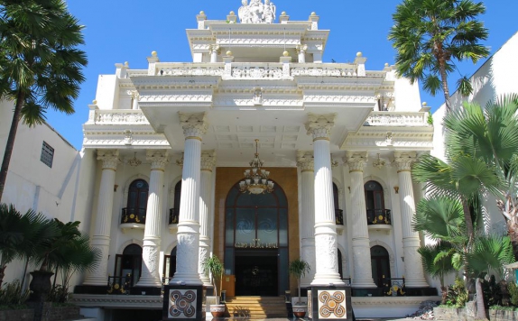 Front view di The Grand Palace Malang
