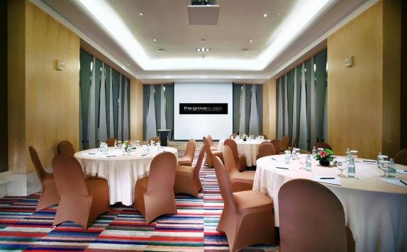 Meeting room di The Grove Suites Jakarta