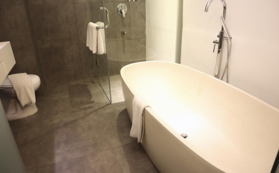 Bathroom di The Hills Batam Hotel
