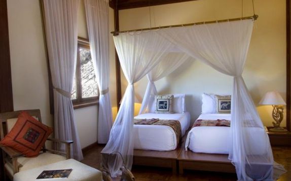 guest room twin bed di The Hill Villas