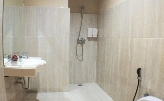 bathroom di The Hotel Samarinda
