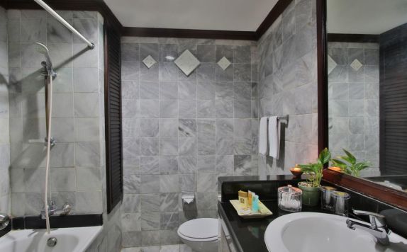 Bathroom di The Jayakarta Bali Beach Resort Residence and Spa