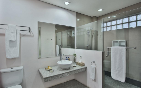Bathroom di The Jayakarta Suite - Komodo Flores